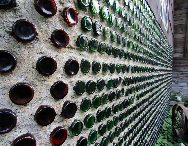 des bouteilles réutilisées dans un mur