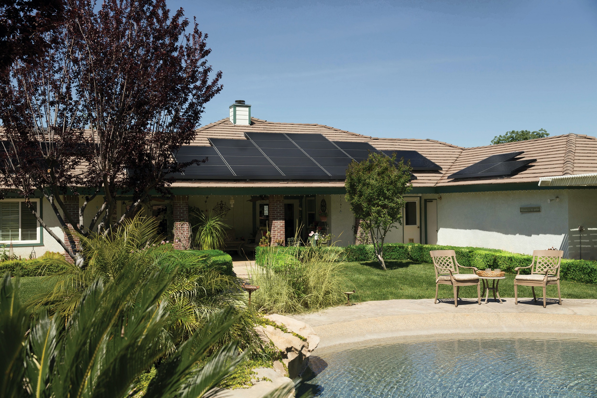 piscine et panneaux solaires